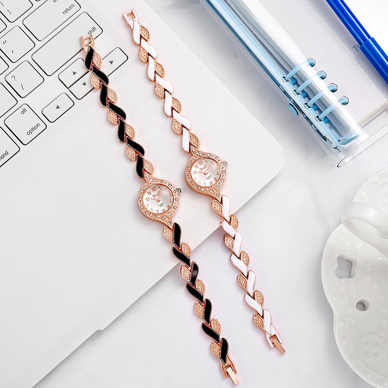 Trendy Personalized Design Watch For Women Girl's Fashion Bracelet Style Trendy Rhinestone Quartz Watch Small Niche Luxury Lady's Nice Wristwatches