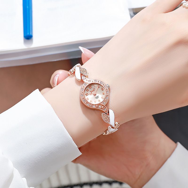 Trendy Personalized Design Watch For Women Girl's Fashion Bracelet Style Trendy Rhinestone Quartz Watch Small Niche Luxury Lady's Nice Wristwatches