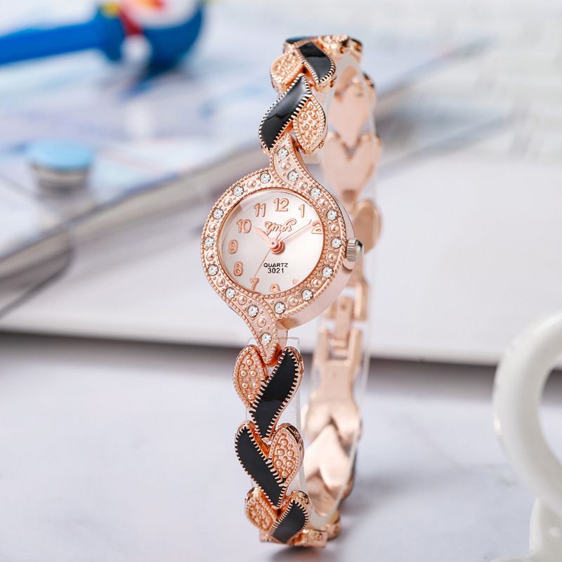 Trendy Personalized Design Watch For Women Girl's Fashion Bracelet Style Trendy Rhinestone Quartz Watch Small Niche Luxury Lady's Nice Wristwatches