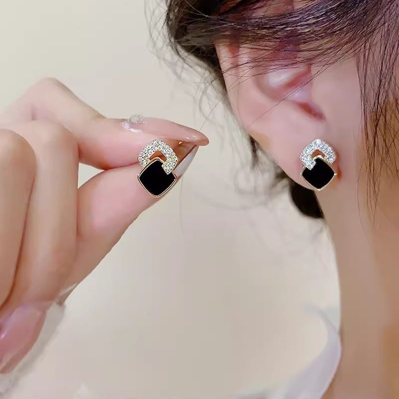 Silver Needle Black Earrings For Women New Hot Style Light Luxury High-End Temperament Small Fragrance Autumn And Winter Earrings