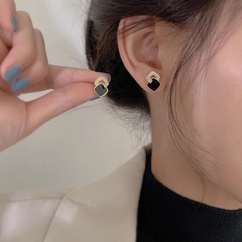 Silver Needle Black Earrings For Women New Hot Style Light Luxury High-End Temperament Small Fragrance Autumn And Winter Earrings