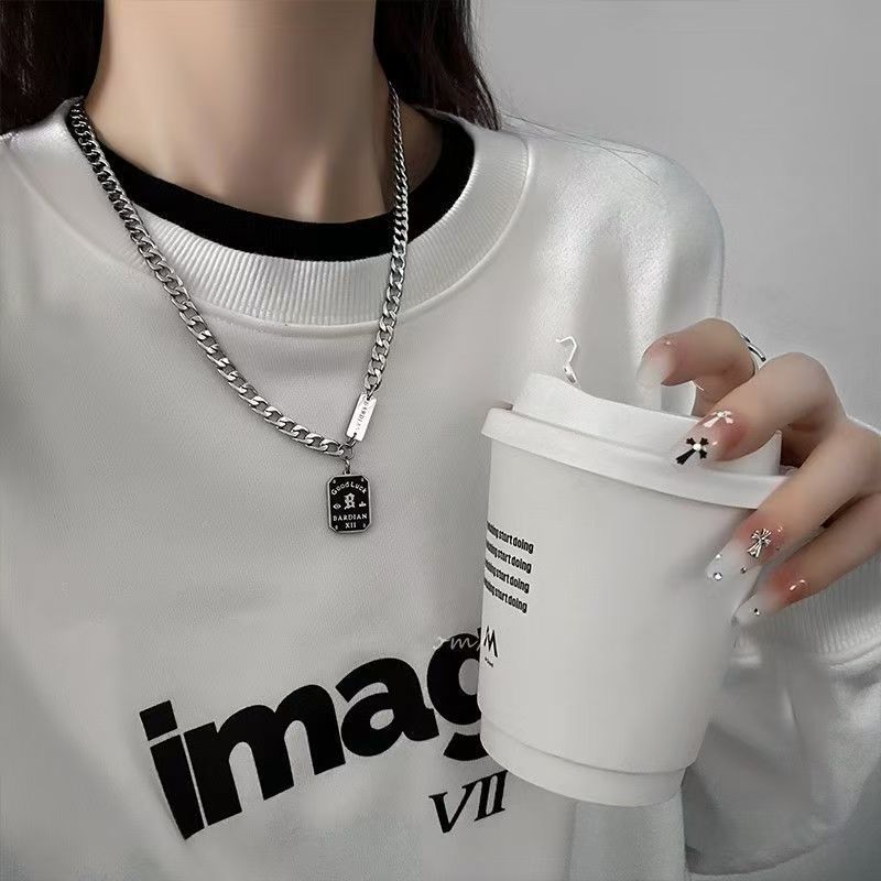 Trendy Nameplate Necklace For Men And Women Versatile Design Light Luxury Niche Fashion Men's And Women's Letter Clavicle Chain