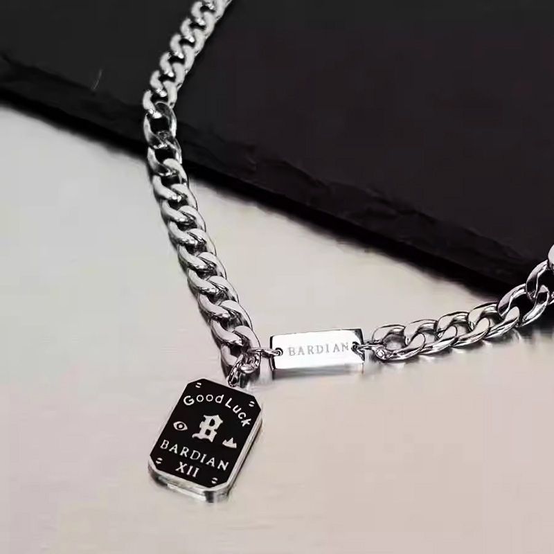 Trendy Nameplate Necklace For Men And Women Versatile Design Light Luxury Niche Fashion Men's And Women's Letter Clavicle Chain
