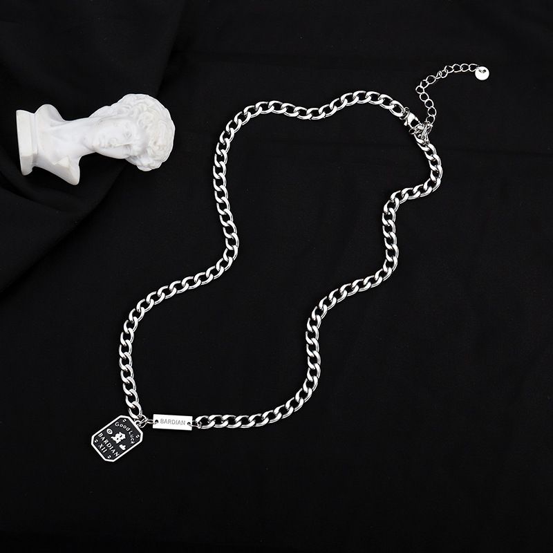 Trendy Nameplate Necklace For Men And Women Versatile Design Light Luxury Niche Fashion Men's And Women's Letter Clavicle Chain