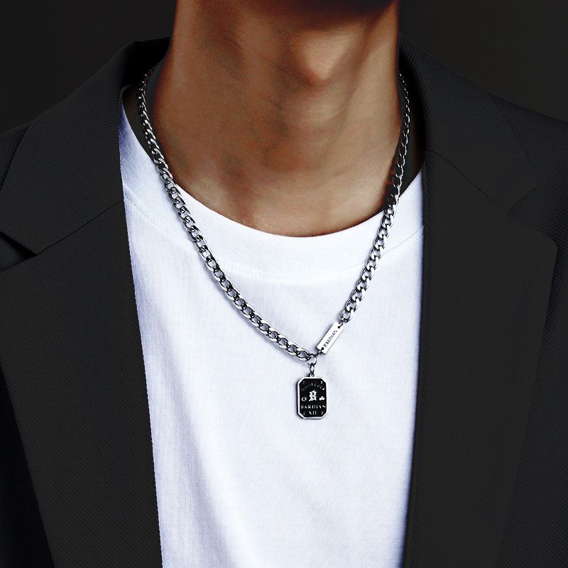 Trendy Nameplate Necklace For Men And Women Versatile Design Light Luxury Niche Fashion Men's And Women's Letter Clavicle Chain