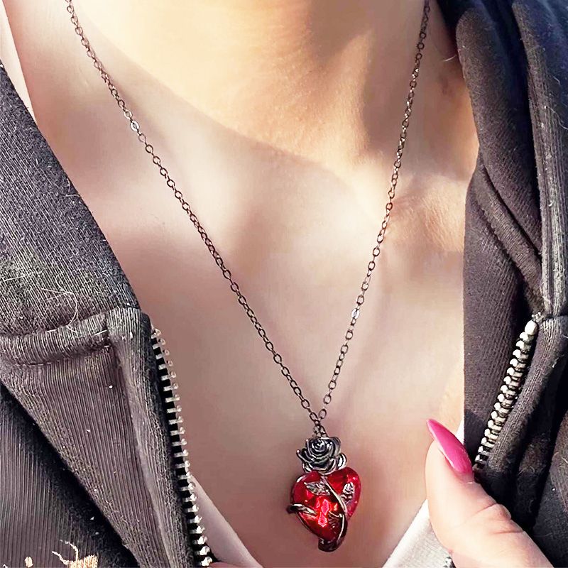 Temperament Light Luxury Niche Design Love Rose Necklace Gothic Dark Design Tangled Flowers Heart-Shaped Collarbone Chain Birthday Gift