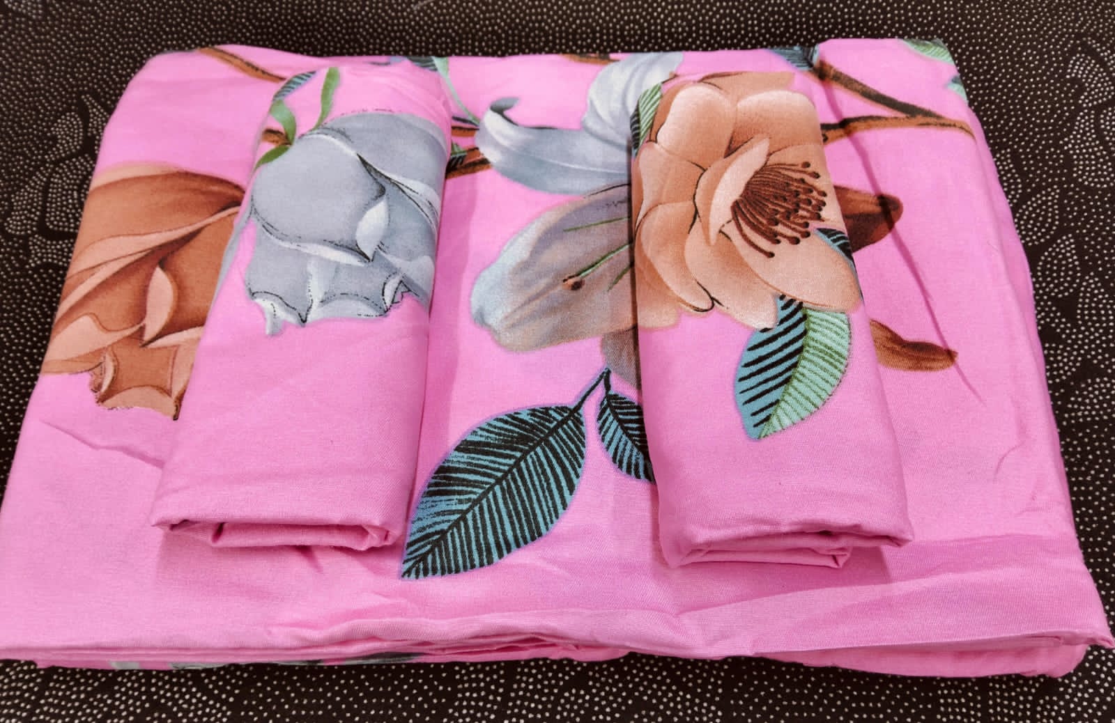 4pcs of 5*6 Bedsheet Set comes as 2pcs Bedsheets and 2pcs Pillow Cases Bedding Set.