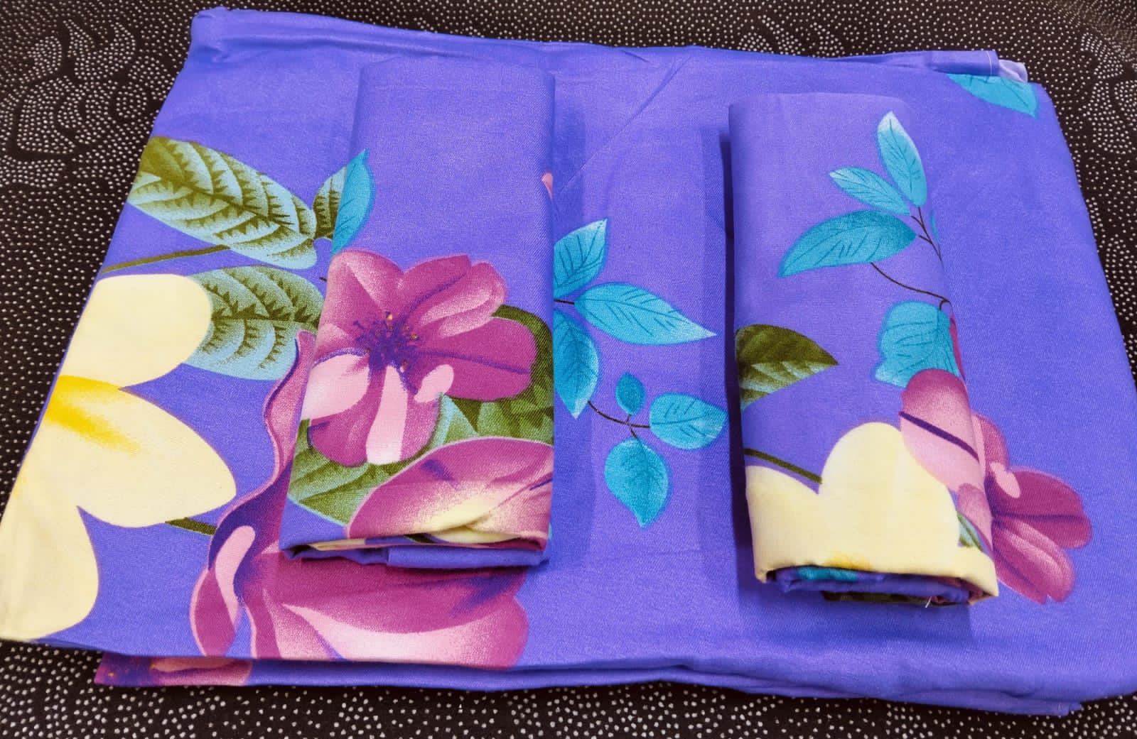 4pcs of 5*6 Bedsheet Set comes as 2pcs Bedsheets and 2pcs Pillow Cases Bedding Set.