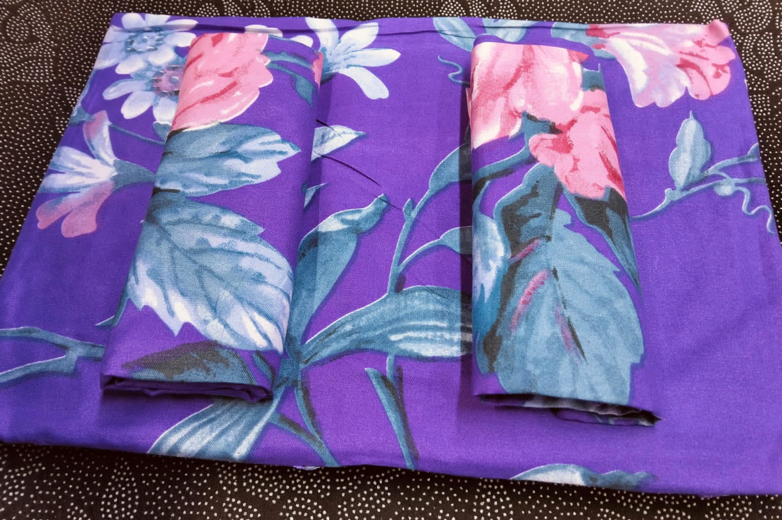 4pcs of 5*6 Bedsheet Set comes as 2pcs Bedsheets and 2pcs Pillow Cases Bedding Set.
