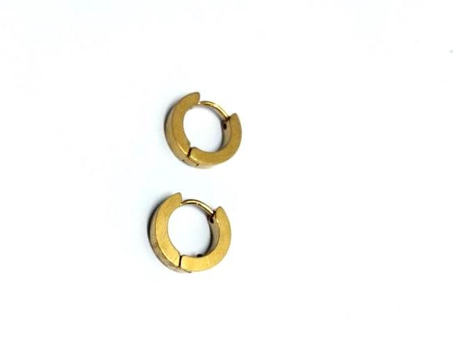 Small golden earrings are a timeless accessory that embodies elegance and versatility