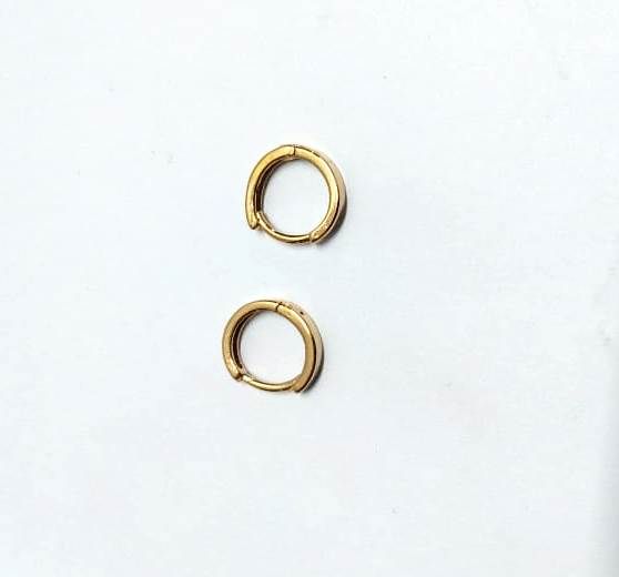 Small golden earrings are a timeless accessory that embodies elegance and versatility