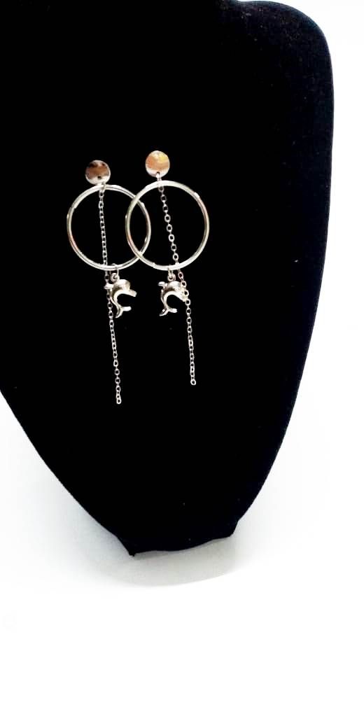 Long earrings featuring a fish design are a striking accessory that beautifully combines elegance with a touch of whimsy