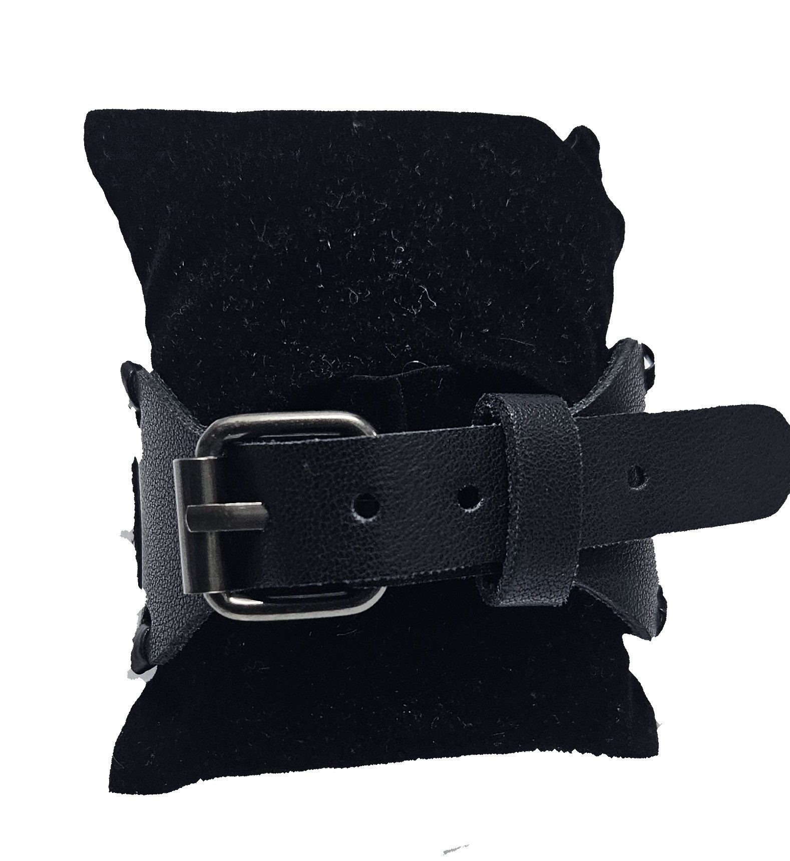 The Kenyan Big Five leather bracelet is a striking and meaningful accessory, designed to celebrate the majestic wildlife of Kenya