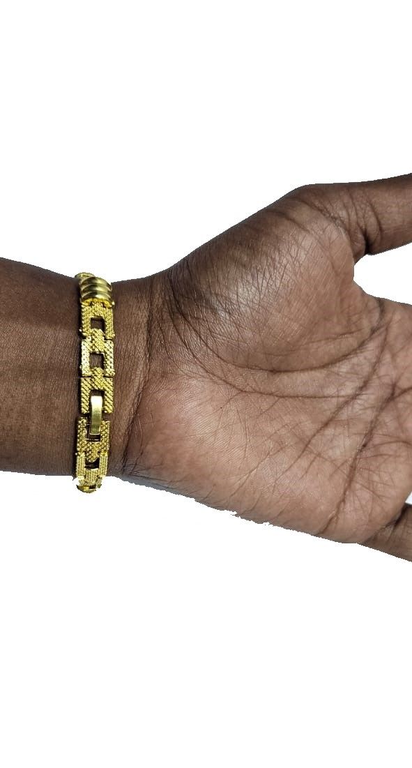 A ladies gorgeous unique and classic golden pink watch which is beautiful and easy to wear and it is durable and long lasting