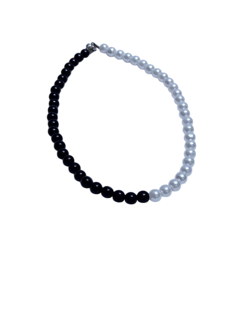 A black and white medium pearl necklace easy and comfortable to wear, durable ,fashionable and best gift to gift to your friends.