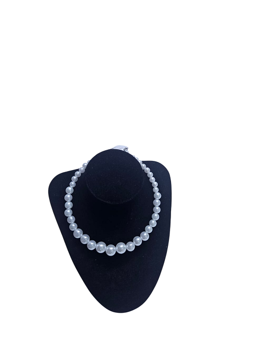 A white unisex pearl necklace easy and comfortable to wear, fashionable , durable and is readily available