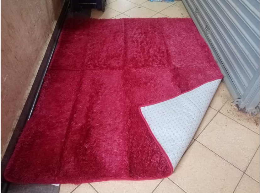 OFFER!OFFER!! Fluffy 5*8 Soft Carpets ; It improves the look of your sitting room by making it more appealing and is easy to clean