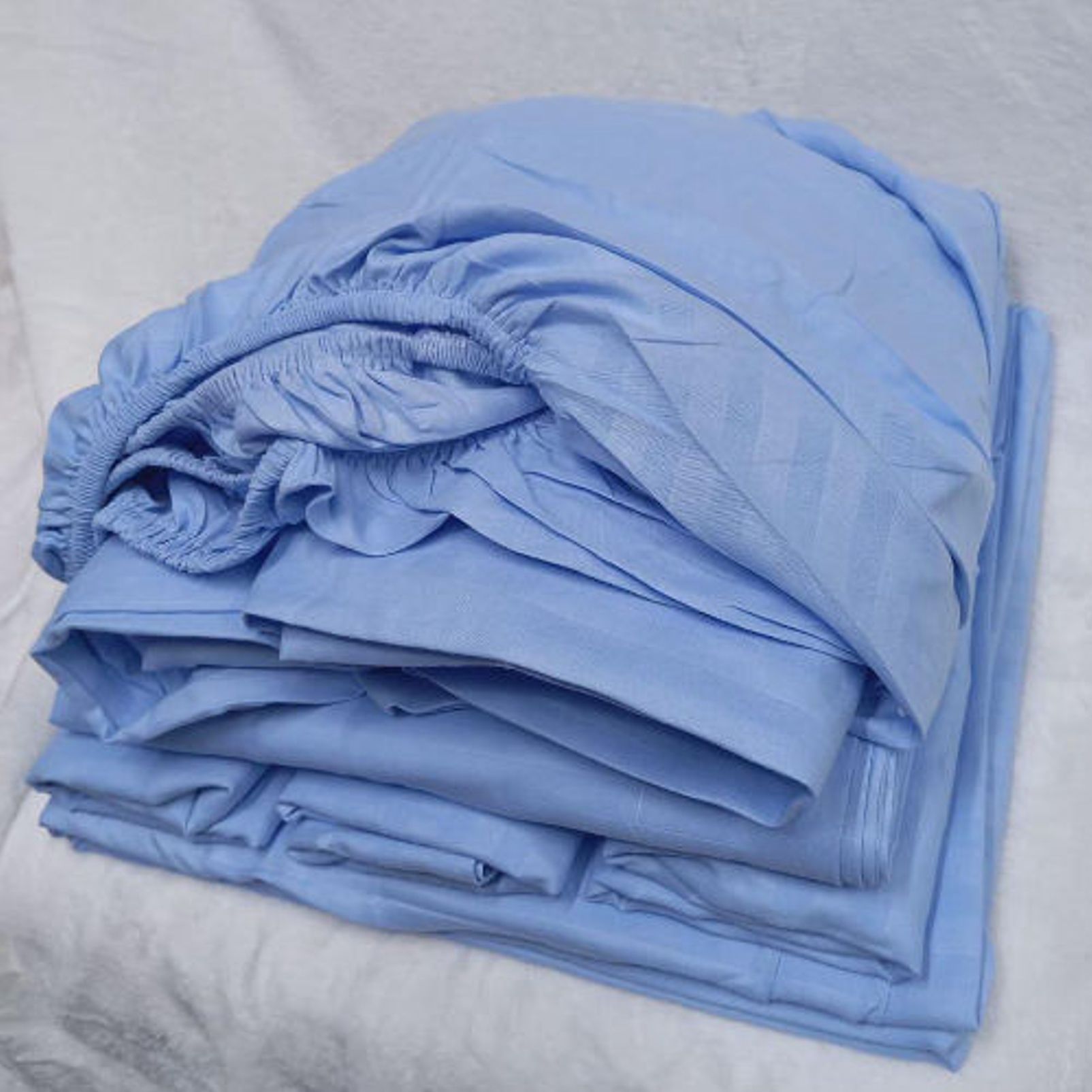 6*7Fts Fitted Plain/Stripped High Grade Premium Cotton Bed Sheet Set, 1Flat Bedsheet, 1 Fitted Bedsheets & 4 Pillow Cases Transform your bedroom into a haven of comfort and sophistication