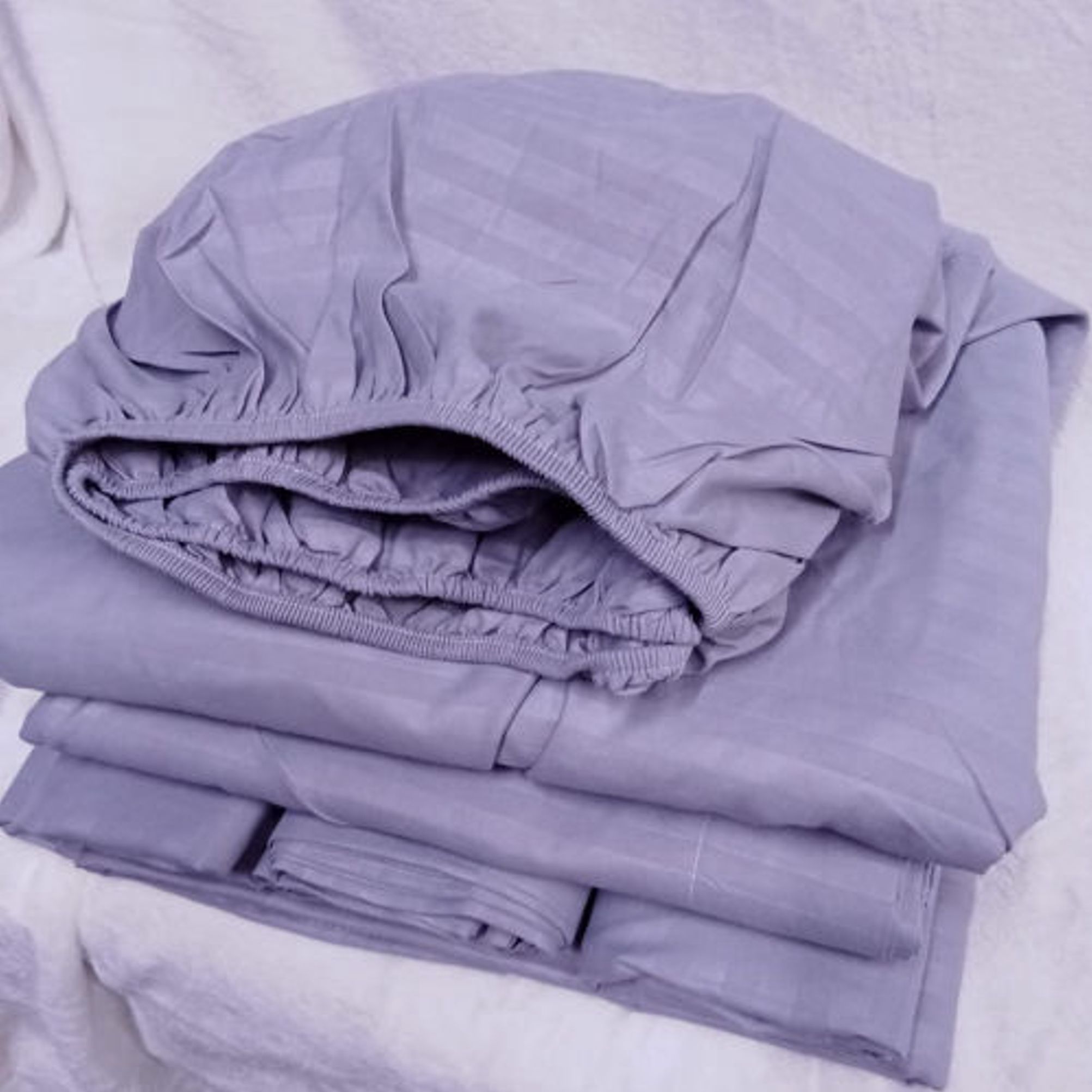 6*7Fts Fitted Plain/Stripped High Grade Premium Cotton Bed Sheet Set, 1Flat Bedsheet, 1 Fitted Bedsheets & 4 Pillow Cases Transform your bedroom into a haven of comfort and sophistication