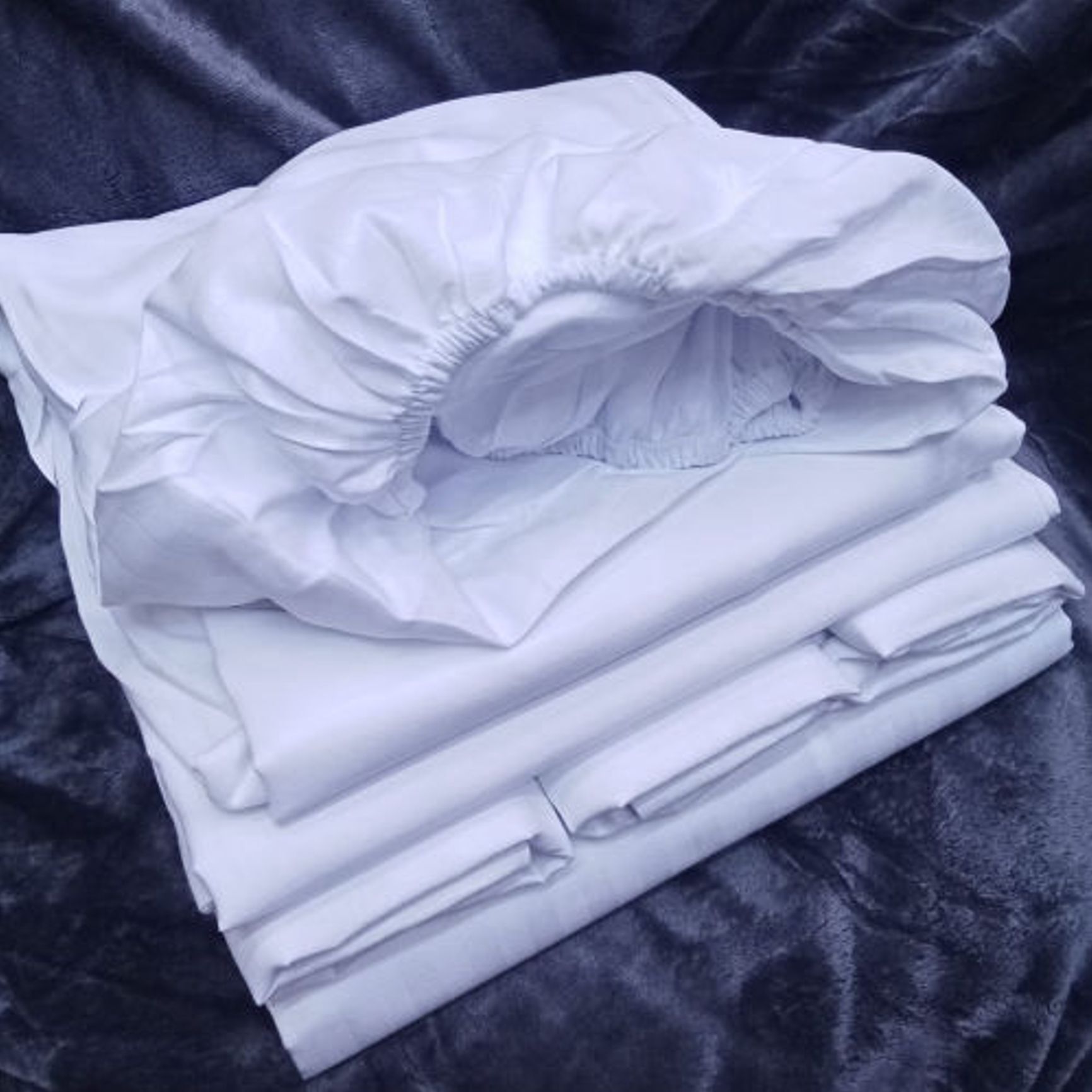 6*7Fts Fitted Plain/Stripped High Grade Premium Cotton Bed Sheet Set, 1Flat Bedsheet, 1 Fitted Bedsheets & 4 Pillow Cases Transform your bedroom into a haven of comfort and sophistication