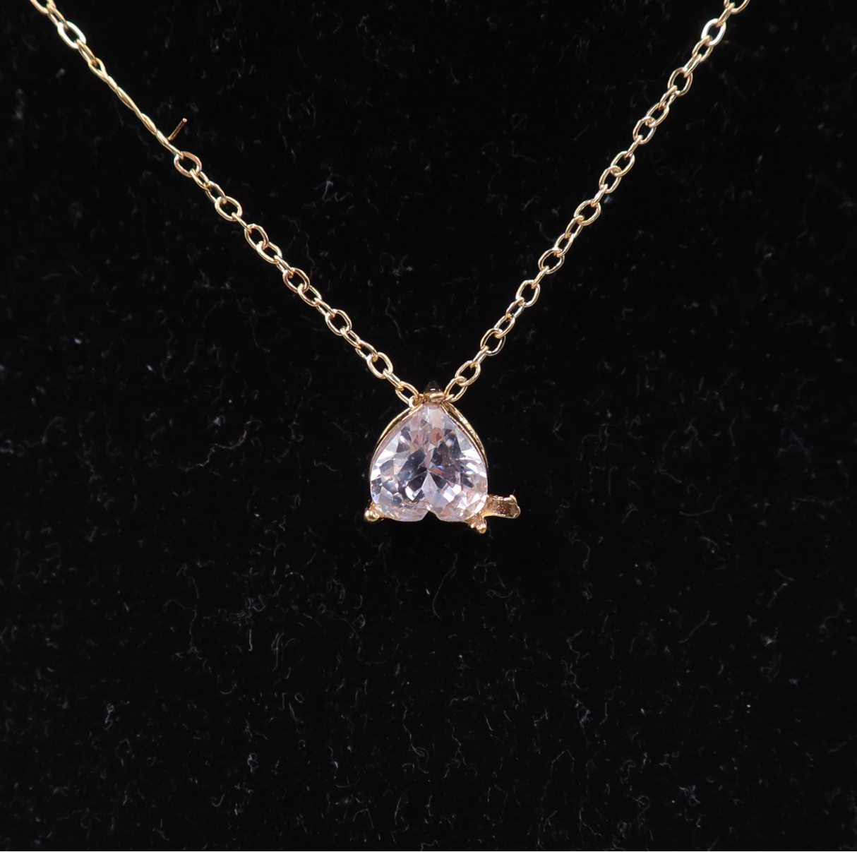 Elegant Heart-Shaped Pendant Necklace. Add A Touch Of Sophistication And Romance To Your Jewelry Collection With This Stunning Heart-shaped Pendant Necklace