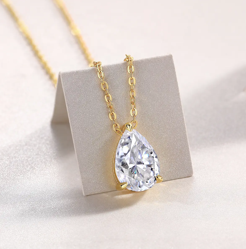 Elegant Heart-Shaped Pendant Necklace. Add A Touch Of Sophistication And Romance To Your Jewelry Collection With This Stunning Heart-shaped Pendant Necklace