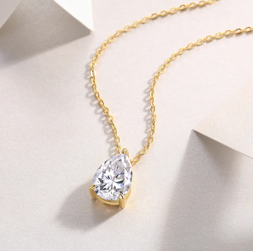 Elegant Heart-Shaped Pendant Necklace. Add A Touch Of Sophistication And Romance To Your Jewelry Collection With This Stunning Heart-shaped Pendant Necklace