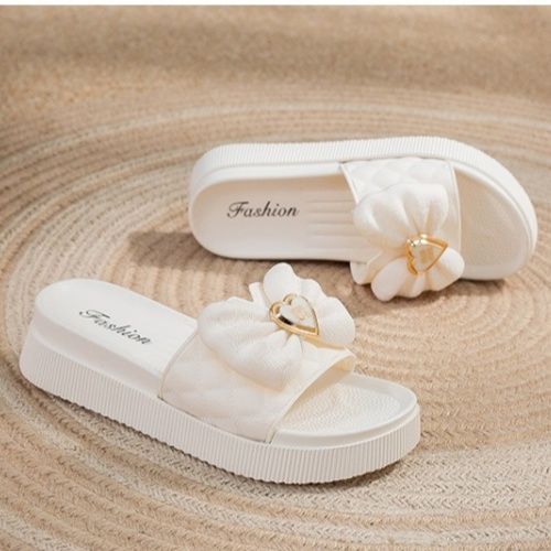 In summer, the new thick-soled beach sandals are worn on top of the female Internet celebrity, and the flat women's flip-flops are fashionable and versatile white