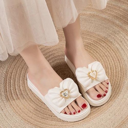 In summer, the new thick-soled beach sandals are worn on top of the female Internet celebrity, and the flat women's flip-flops are fashionable and versatile white