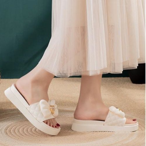 In summer, the new thick-soled beach sandals are worn on top of the female Internet celebrity, and the flat women's flip-flops are fashionable and versatile white