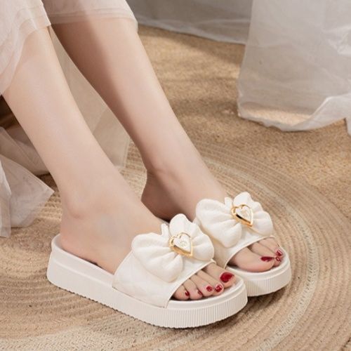 In summer, the new thick-soled beach sandals are worn on top of the female Internet celebrity, and the flat women's flip-flops are fashionable and versatile white