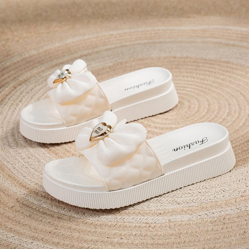 In summer, the new thick-soled beach sandals are worn on top of the female Internet celebrity, and the flat women's flip-flops are fashionable and versatile white