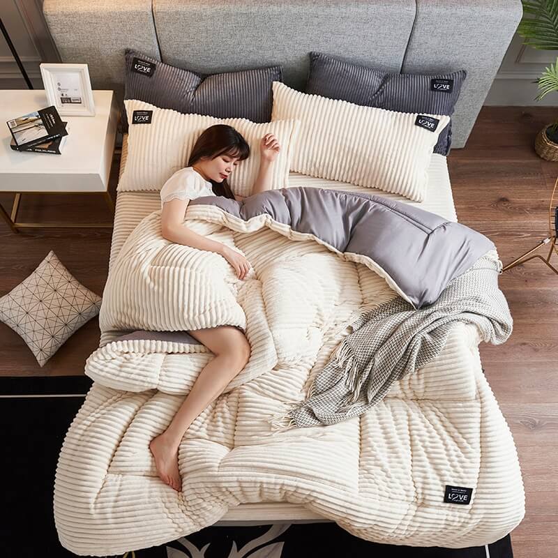 4pcs of 6*7 Velvet duvets Set comes as 1pcs of Duvet, 1pc of Bedsheet and 2pcs of Pillow Cases Bedding Comforter Set