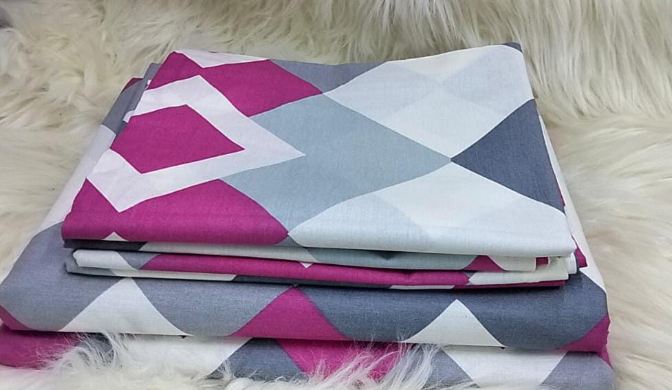 6pcs of 6*7 Both Print pattern Cotton bedsheets set comes as 2pcs Bedsheets and 4pcs Pillow Cases Bedding Set