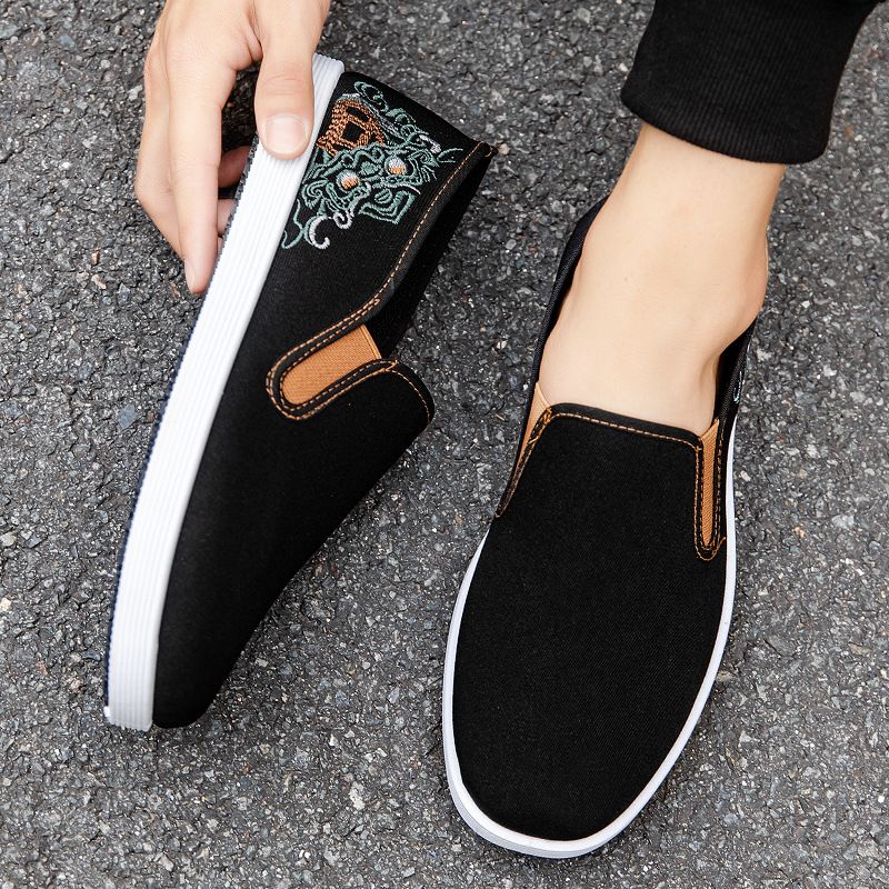 Men's embroidered cloth shoes boys canvas shoes Daddy breathable slip-on shoes running shoes students sports casual shoes flats loafers