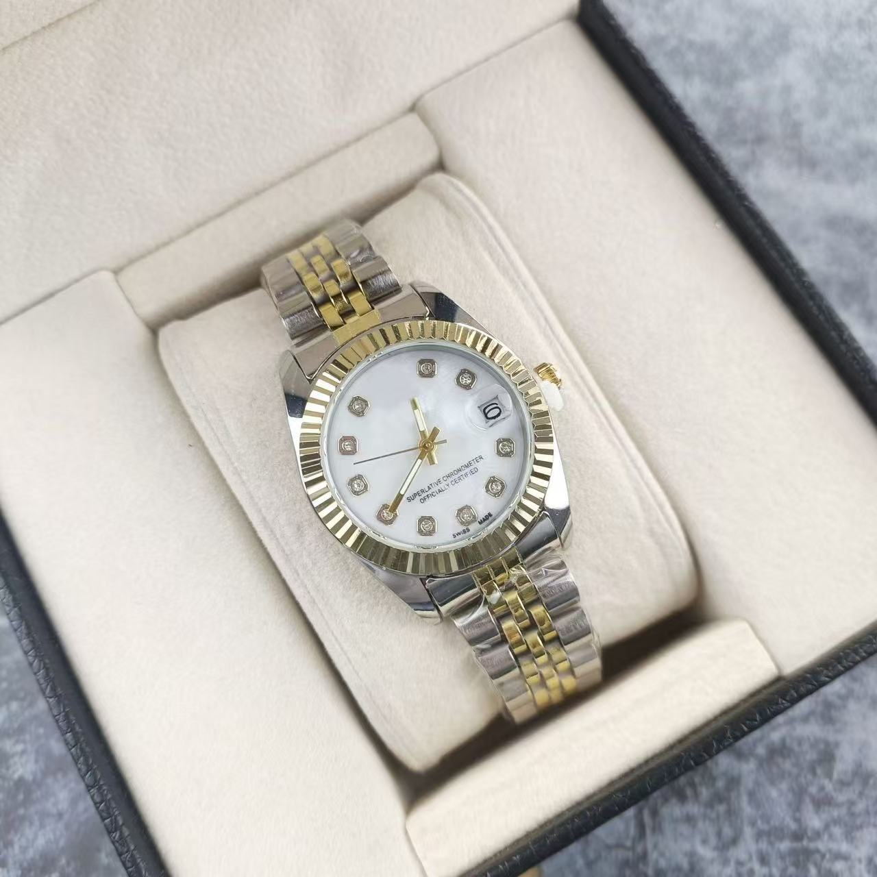 Exquisitely - Designed Women's Watch, Featuring Diamond Hour Markers, An Inter - Gold Steel Strap, And A Built - In Calendar Function, Fully Showcasing Elegance.