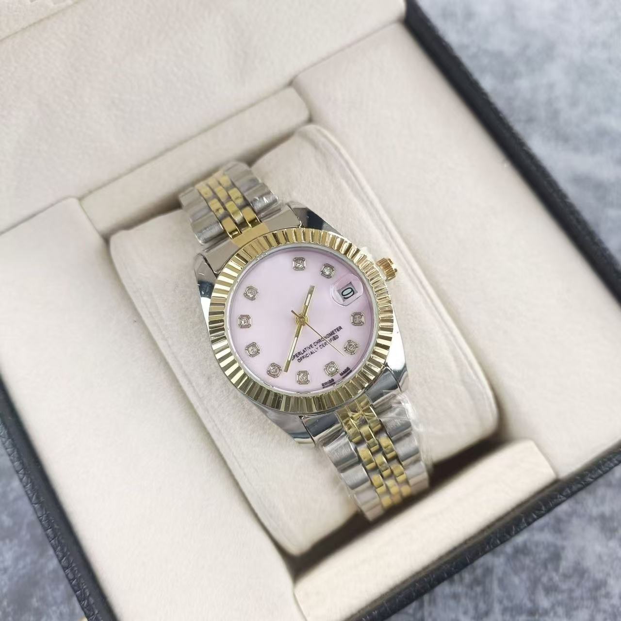 Exquisitely - Designed Women's Watch, Featuring Diamond Hour Markers, An Inter - Gold Steel Strap, And A Built - In Calendar Function, Fully Showcasing Elegance.