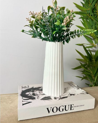 Minimalist 18cm Ribbed Ceramic Vase – Handmade Modern Decor Piece For Homes Vase Cement Plaster Floral Arrangement Ornament Silicone Mold Design