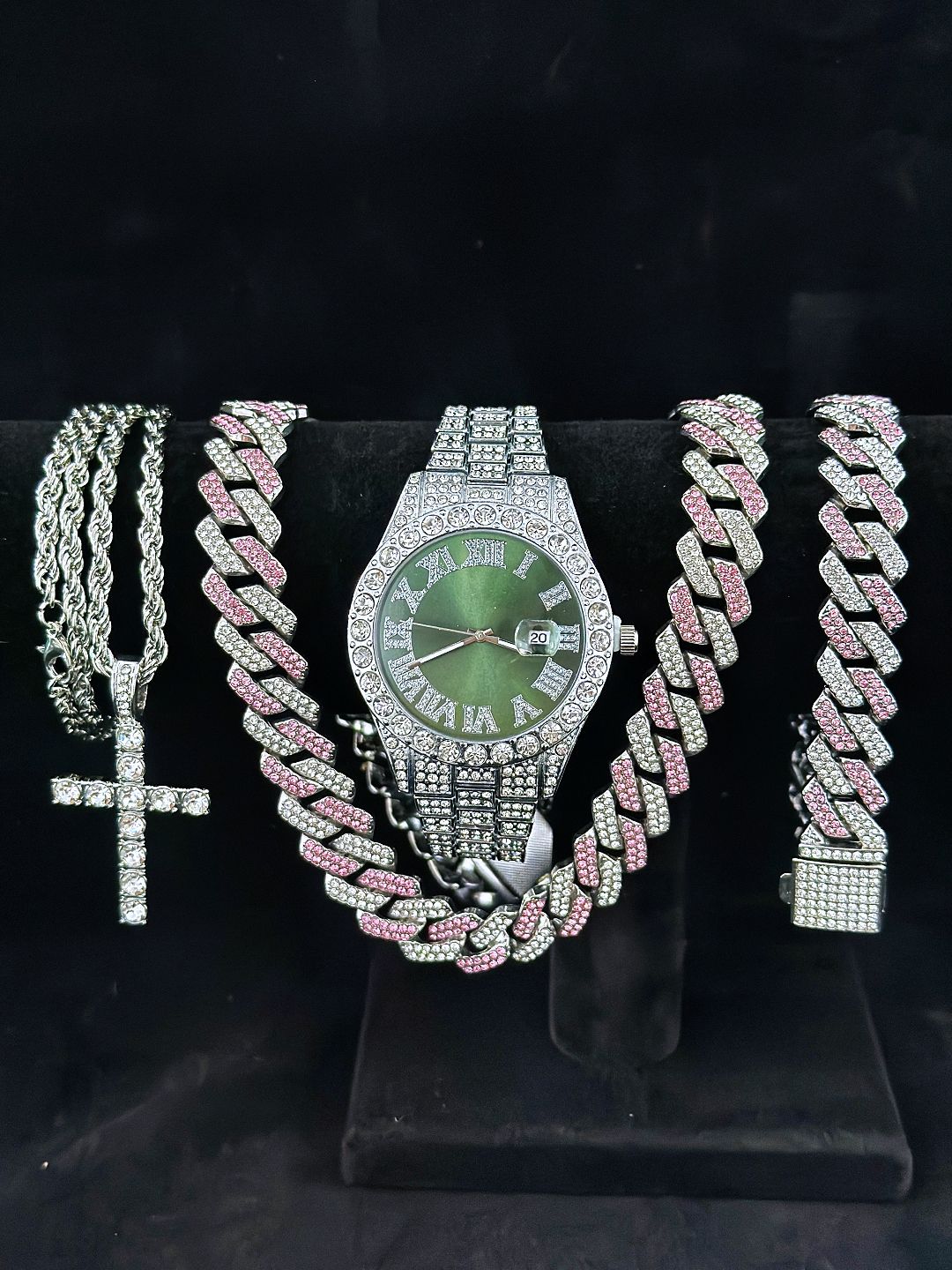 4Pcs/Set Personalized Handsome Hip Hop Men's Quartz Watch Set 1Pcs Watch+3Pcs Jewelry Set Fashionable Men's Selected Watch Set(1*watch 1*bracelet 1*necklace 1*cross necklace）