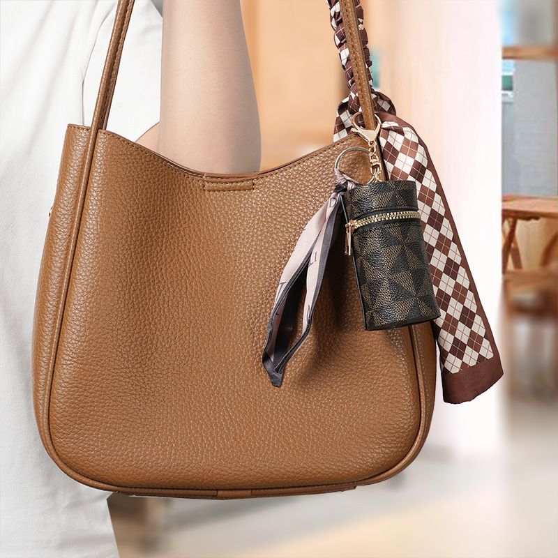 1pcs mini lipstic organizer bags/holder for woman handbag Lipstick Organizer, Leather Lip Gloss Bag with Keychain, Portable Mini Lipstick Case for Purse