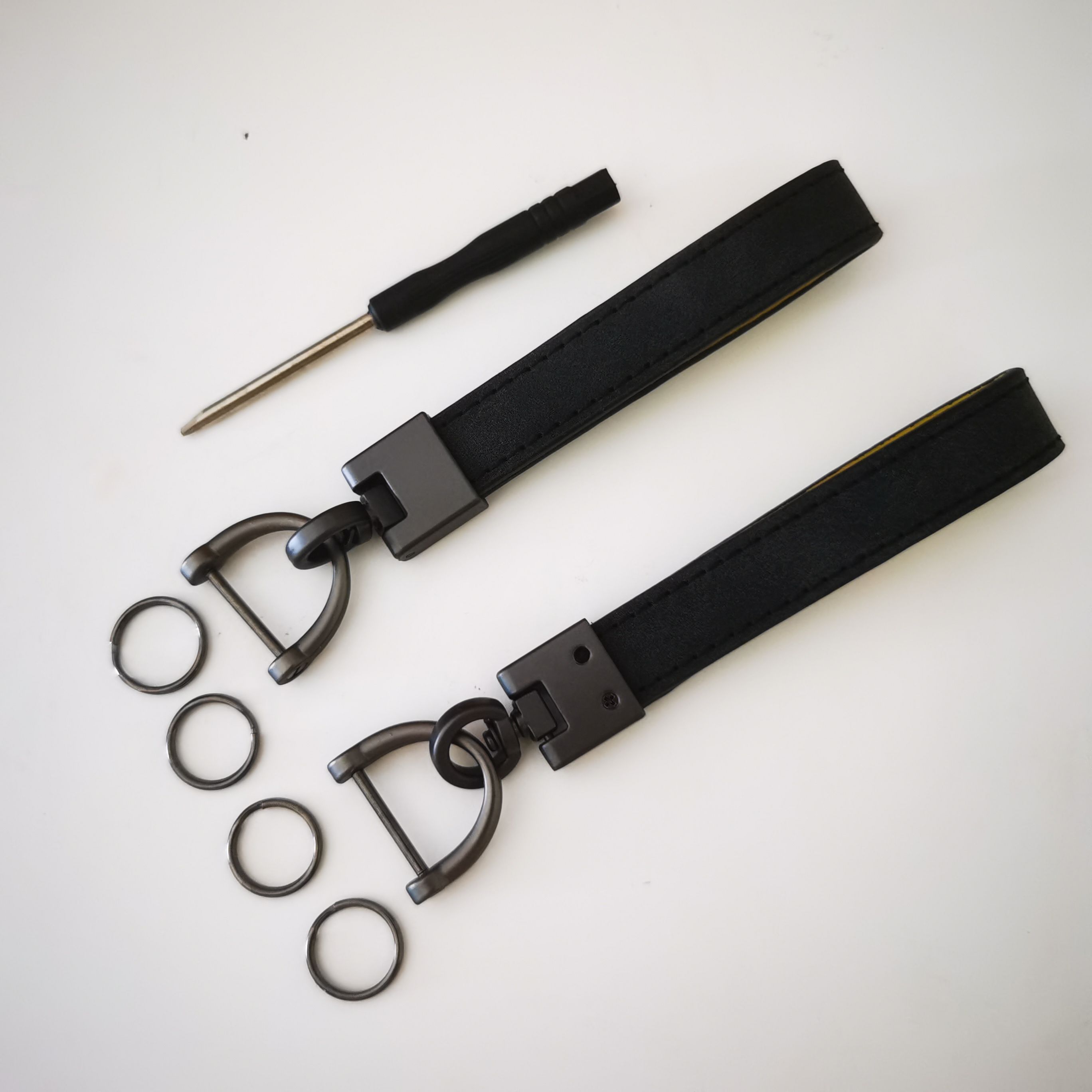 2Pcs car keychains car key holder high quality leather stainless steel car key chain with screw which makes the key safty