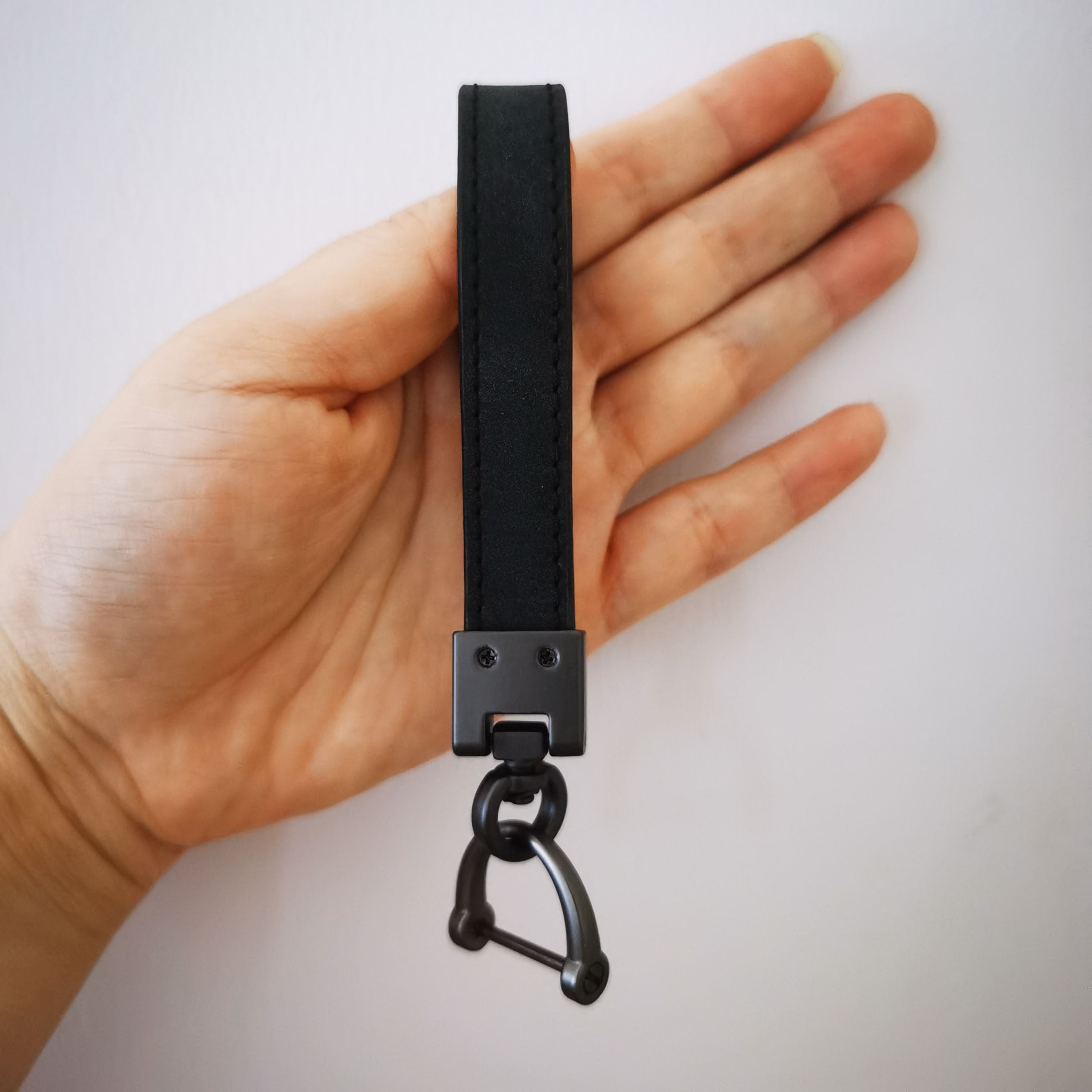 2Pcs car keychains car key holder high quality leather stainless steel car key chain with screw which makes the key safty