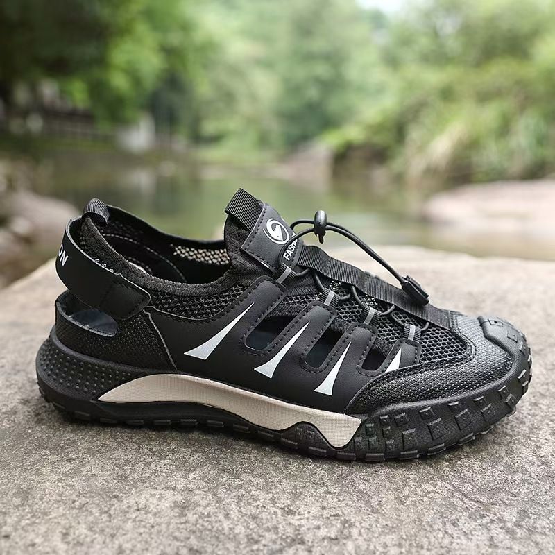 Sandals, men's shoes, outdoor shoes with hollowed-out holes, outdoor leisure sports shoes, breathable wading shoes with toe caps for the beach.