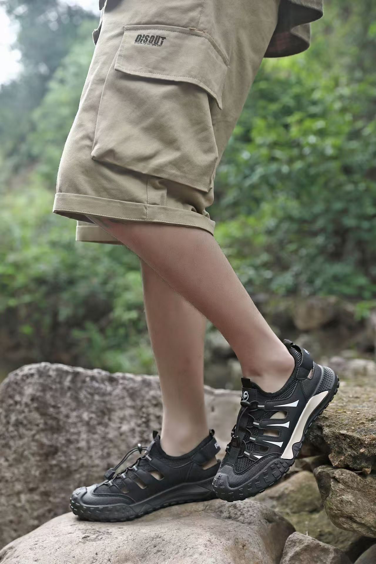 Sandals, men's shoes, outdoor shoes with hollowed-out holes, outdoor leisure sports shoes, breathable wading shoes with toe caps for the beach.