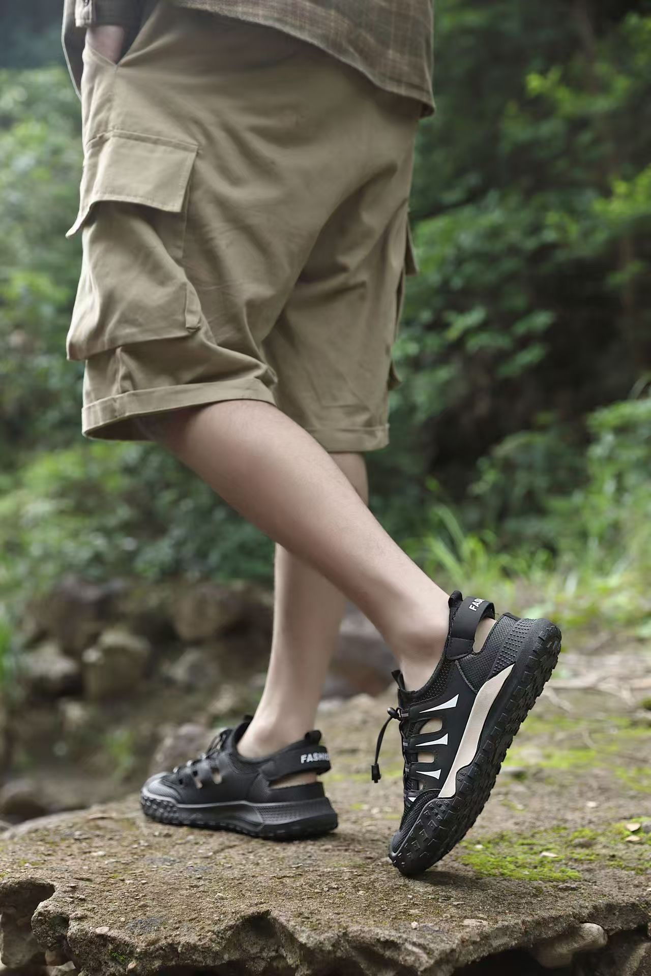 Sandals, men's shoes, outdoor shoes with hollowed-out holes, outdoor leisure sports shoes, breathable wading shoes with toe caps for the beach.