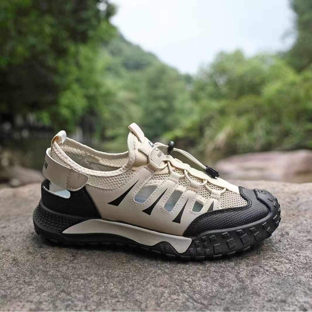 Sandals, men's shoes, outdoor shoes with hollowed-out holes, outdoor leisure sports shoes, breathable wading shoes with toe caps for the beach.