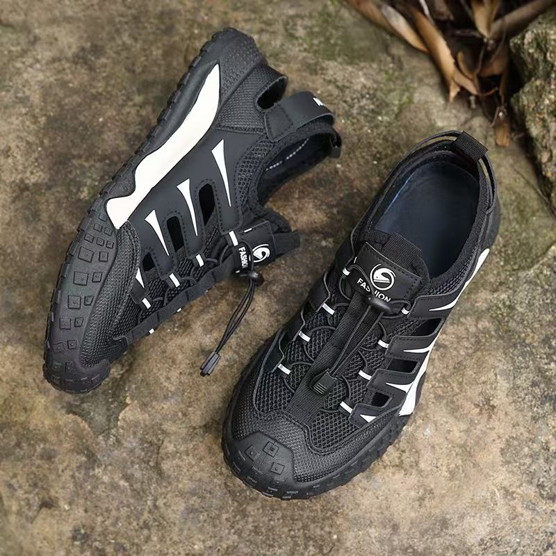 Sandals, men's shoes, outdoor shoes with hollowed-out holes, outdoor leisure sports shoes, breathable wading shoes with toe caps for the beach.