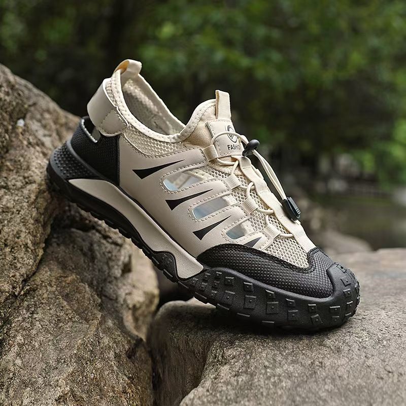 Sandals, men's shoes, outdoor shoes with hollowed-out holes, outdoor leisure sports shoes, breathable wading shoes with toe caps for the beach.