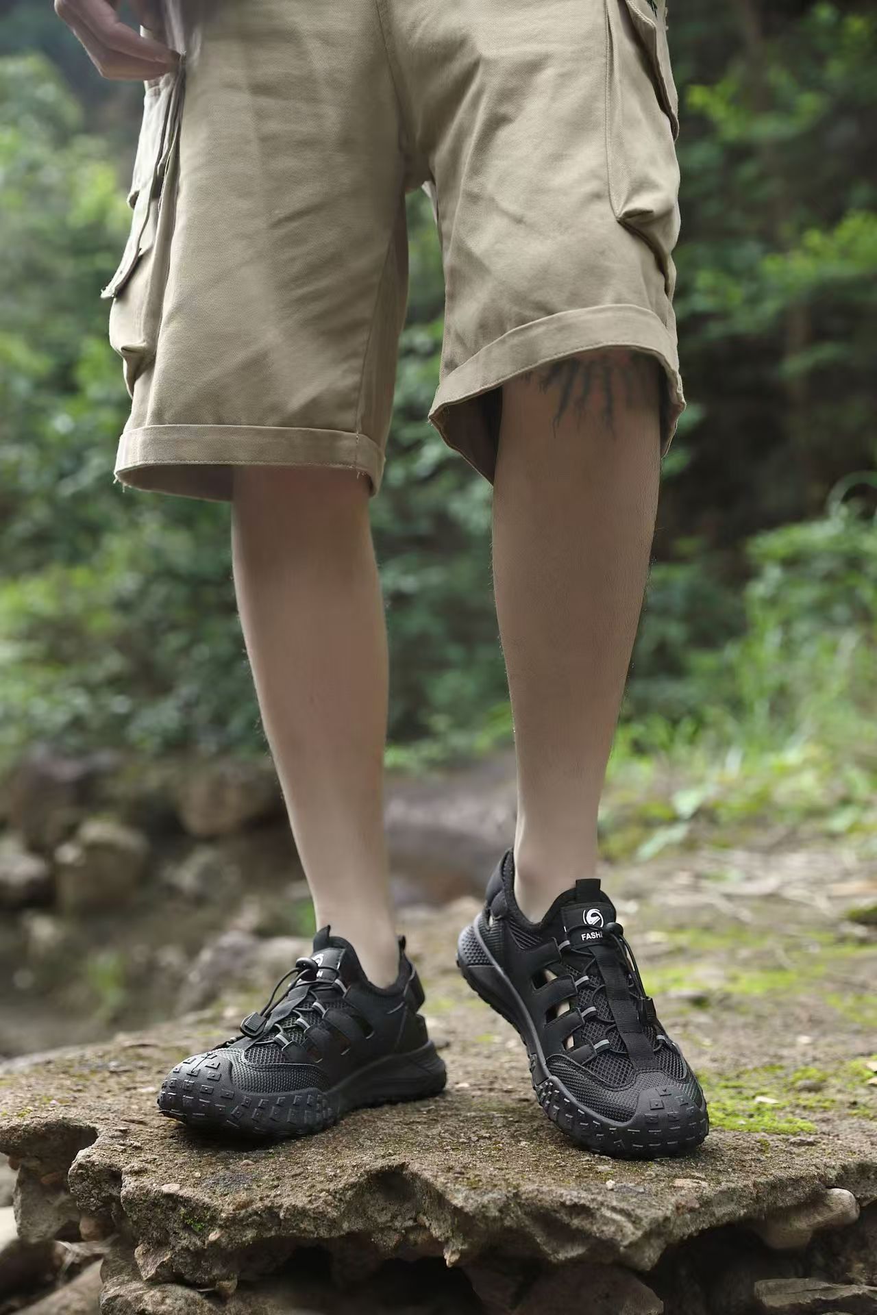 Sandals, men's shoes, outdoor shoes with hollowed-out holes, outdoor leisure sports shoes, breathable wading shoes with toe caps for the beach.