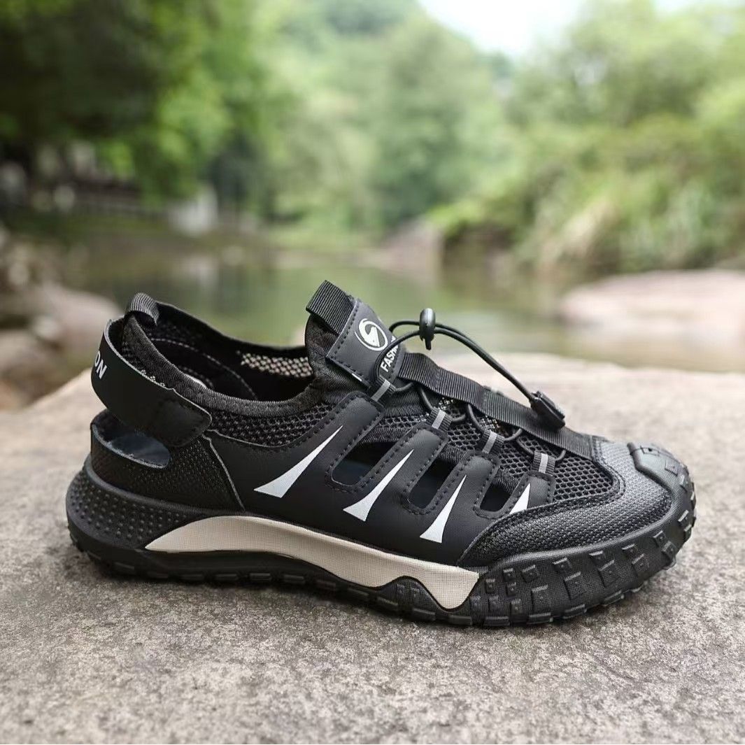 Sandals, men's shoes, outdoor shoes with hollowed-out holes, outdoor leisure sports shoes, breathable wading shoes with toe caps for the beach.